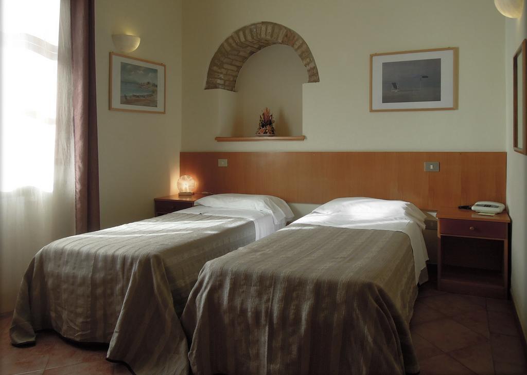 Hotel Il Vecchio Mulino Volterra Habitación foto